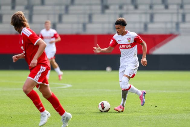 Malik Mosrati (VfB Stuttgart U19, 10) mit Ball, GER, FC Bayern Muenchen U19 vs. VfB Stuttgart U19, Fussball, U19 DFB-Nachwuchsliga, Gruppe D, 3. Spieltag, Saison 2026 2027, 19.08.2026, DFL DFB REGULATIONS PROHIBIT ANY USE OF PHOTOGRAPHS as IMAGE SEQUENCES and or QUASI-VIDEO, GER, FC Bayern Muenchen U19 vs. VfB Stuttgart U19, Fussball, U19 DFB-Nachwuchsliga, Gruppe D, 3. Spieltag, Saison 2026 2027, 19.08.2026 Muenchen *** Malik Mosrati, VfB Stuttgart U19, No. 10 with the ball, GER, FC Bayern Munich U19 vs. VfB Stuttgart U19, Soccer, U19 DFB Youth League, Group D, Matchday 3, 2026–2027 season, August 19, 2026, DFL and DFB regulations prohibit any use of photographs as image sequences and or quasi-video, GER, FC Bayern Munich U19 vs. VfB Stuttgart U19, soccer, U19 DFB Youth League, Group D, Matchday 3, 2026–2027 Season, August 19, 2026, Munich Copyright: xEibner-Pressefoto JennixMaulx EP_JML
