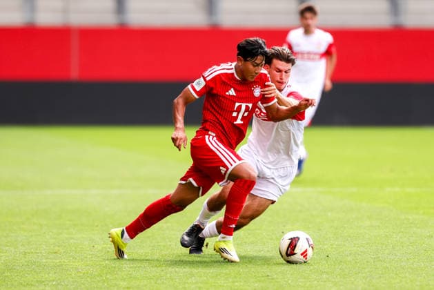 Skender Nuraj (FC Bayern Muenchen U19, 03) mit Ball, mit Neno Zezelj (VfB Stuttgart U19, 07), GER, FC Bayern Muenchen U19 vs. VfB Stuttgart U19, Fussball, U19 DFB-Nachwuchsliga, Gruppe D, 3. Spieltag, Saison 2026 2027, 19.08.2026, DFL DFB REGULATIONS PROHIBIT ANY USE OF PHOTOGRAPHS as IMAGE SEQUENCES and or QUASI-VIDEO, GER, FC Bayern Muenchen U19 vs. VfB Stuttgart U19, Fussball, U19 DFB-Nachwuchsliga, Gruppe D, 3. Spieltag, Saison 2026 2027, 19.08.2026 Muenchen *** Skender Nuraj, FC Bayern Munich U19, No. 03 with the ball, with Neno Zezelj, VfB Stuttgart U19, 07, GER, FC Bayern Munich U19 vs. VfB Stuttgart U19, soccer, U19 DFB Youth League, Group D, Matchday 3, 2026–2027 season, August 19, 2026, DFL and DFB regulations prohibit any use of photographs as image sequences and or quasi-video, GER, FC Bayern Munich U19 vs. VfB Stuttgart U19, soccer, U19 DFB Youth League, Group D, Matchday 3, 2026–2027 Season, August 19, 2026, Munich Copyright: xEibner-Pressefoto JennixMaulx EP_JML