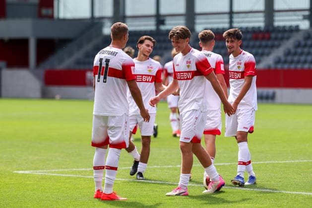 Torjubel zum Tor durch Enis Redzepi (VfB Stuttgart U19, 11), GER, FC Bayern Muenchen U19 vs. VfB Stuttgart U19, Fussball, U19 DFB-Nachwuchsliga, Gruppe D, 3. Spieltag, Saison 2026 2027, 19.08.2026, DFL DFB REGULATIONS PROHIBIT ANY USE OF PHOTOGRAPHS as IMAGE SEQUENCES and or QUASI-VIDEO, GER, FC Bayern Muenchen U19 vs. VfB Stuttgart U19, Fussball, U19 DFB-Nachwuchsliga, Gruppe D, 3. Spieltag, Saison 2026 2027, 19.08.2026 Muenchen *** Goal celebration after Enis Redzepi scores for VfB Stuttgart U19, 11, GER, FC Bayern Munich U19 vs. VfB Stuttgart U19, Soccer, U19 DFB Youth League, Group D, Matchday 3, 2026–2027 season, August 19, 2026, DFL and DFB regulations prohibit any use of photographs as image sequences and or quasi-video, GER, FC Bayern Munich U19 vs. VfB Stuttgart U19, soccer, U19 DFB Youth League, Group D, Matchday 3, 2026–2027 Season, August 19, 2026, Munich Copyright: xEibner-Pressefoto JennixMaulx EP_JML