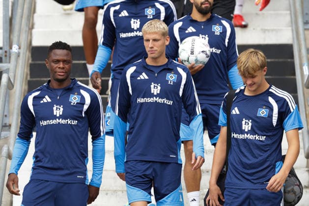 2026.08.19 xfsx Fussball 1. Bundesliga Hamburger Sportverein - Training am Volksparkstadion v.l. Patson Daka (Hamburger SV, 27), Albert Groenbaek (Hamburger SV, 11), Louis Lemke (Hamburger SV ,37) (DFL regulations prohibit any use of photographs as image sequences and or quasi-video. Hamburg Volksparkstadion Hamburg Deutschland Copyright: xFernandoxSoaresx