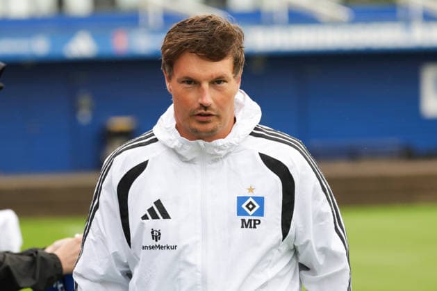 2026.08.19 xfsx Fussball 1. Bundesliga Hamburger Sportverein - Training am Volksparkstadion v.l. Trainer Merlin Polzin (Hamburger SV) (DFL regulations prohibit any use of photographs as image sequences and or quasi-video. Hamburg Volksparkstadion Hamburg Deutschland Copyright: xFernandoxSoaresx