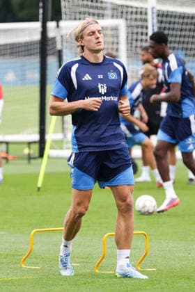 2026.08.19 xfsx Fussball 1. Bundesliga Hamburger Sportverein - Training am Volksparkstadion v.l. Sebastiaan Bornauw (Hamburger SV , 33) (DFL regulations prohibit any use of photographs as image sequences and or quasi-video. Hamburg Volksparkstadion Hamburg Deutschland Copyright: xFernandoxSoaresx