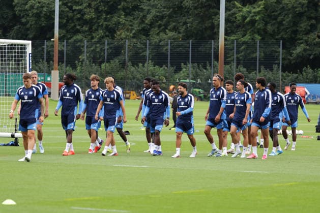 2026.08.19 xfsx Fussball 1. Bundesliga Hamburger Sportverein - Training am Volksparkstadion v.l. Die Mannschaft vom Hamburger SV (DFL regulations prohibit any use of photographs as image sequences and or quasi-video. Hamburg Volksparkstadion Hamburg Deutschland Copyright: xFernandoxSoaresx
