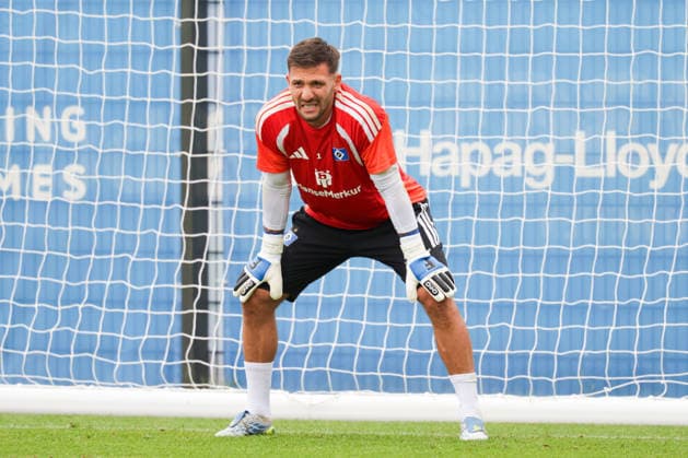 2026.08.19 xfsx Fussball 1. Bundesliga Hamburger Sportverein - Training am Volksparkstadion v.l. Torwart Daniel Heuer Fernandes (Hamburger SV ,1) (DFL regulations prohibit any use of photographs as image sequences and or quasi-video. Hamburg Volksparkstadion Hamburg Deutschland Copyright: xFernandoxSoaresx
