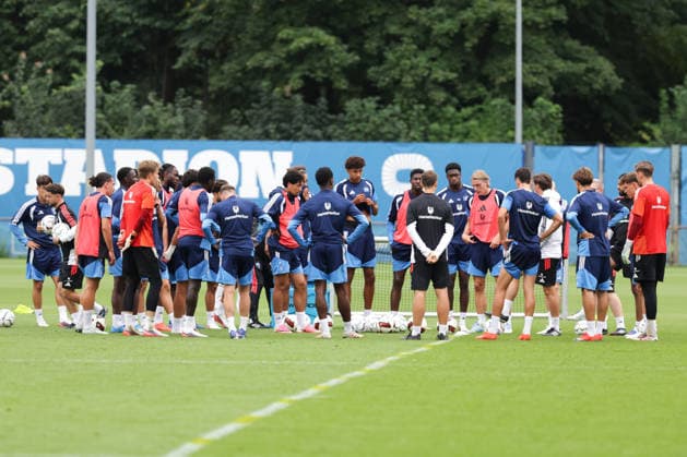 2026.08.19 xfsx Fussball 1. Bundesliga Hamburger Sportverein - Training am Volksparkstadion v.l. Die Mannschaft vom Hamburger SV bei der Trainingsbesprechung (DFL regulations prohibit any use of photographs as image sequences and or quasi-video. Hamburg Volksparkstadion Hamburg Deutschland Copyright: xFernandoxSoaresx