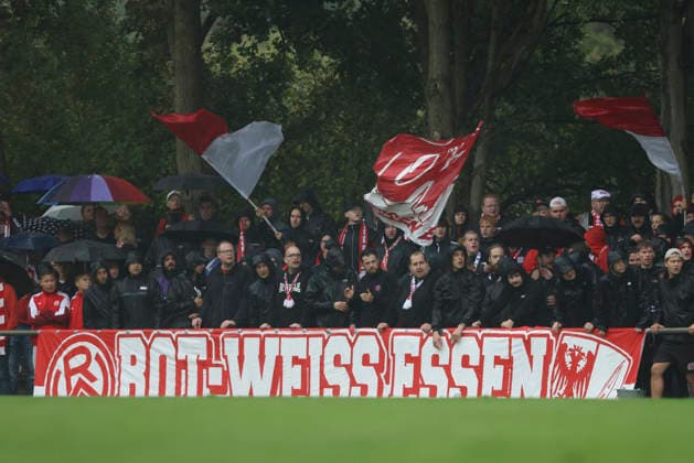 Fans von Rot-Weiss Essen sind zu sehen mit Flaggen, Bannern waehrend des Spiels des Niederrheinpokal zwischen SV Sonsbeck und Rot-Weiss Essen, Willy-Lemkens-Sportpark am 19. August 2026 in Sonsbeck, Deutschland. (Foto von Oliver Kaelke DeFodi Images) +++ Supporters of Rot-Weiss Essen are seen with flags, banner during the 3. Liga match between SV Sonsbeck and Rot-Weiss Essen at Willy-Lemkens-Sportpark on August 19, 2026 in Sonsbeck, Germany. (Photo by Oliver Kaelke DeFodi Images) DFB DFL REGULATIONS PROHIBIT ANY USE OF PHOTOGRAPHS AS IMAGE SEQUENCES AND OR QUASI-VIDEO. (Photo by Oliver Kaelke DeFodi Images) - *** Rot Weiss Essen fans are seen with flags and banners during the Niederrhein Cup match between SV Sonsbeck and Rot Weiss Essen, Willy Lemkens Sportpark on August 19, 2026, in Sonsbeck, Germany. Photo by Oliver Kaelke, DeFodi Images. Supporters of Rot Weiss Essen are seen with flags and banners during the 3. Liga match between SV Sonsbeck and Rot Weiss Essen at Willy Lemkens Sportpark on August 19, 2026 in Sonsbeck, Germany. Photo by Oliver Kaelke, DeFodi Images. DFB and DFL regulations prohibit any use of photographs as image sequences and or quasi-video. Photo by Oliver Kaelke, DeFodi Images.