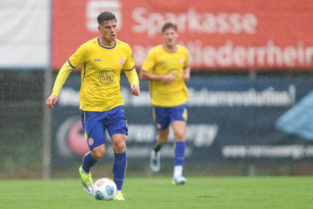 Michael Kostka (Rot-Weiss Essen) in Aktion, am Ball, Einzelaktion waehrend des Spiels des Niederrheinpokal zwischen SV Sonsbeck und Rot-Weiss Essen, Willy-Lemkens-Sportpark am 19. August 2026 in Sonsbeck, Deutschland. (Foto von Oliver Kaelke DeFodi Images) +++ Michael Kostka (Rot-Weiss Essen) controls the ball during the 3. Liga match between SV Sonsbeck and Rot-Weiss Essen at Willy-Lemkens-Sportpark on August 19, 2026 in Sonsbeck, Germany. (Photo by Oliver Kaelke DeFodi Images) DFB DFL REGULATIONS PROHIBIT ANY USE OF PHOTOGRAPHS AS IMAGE SEQUENCES AND OR QUASI-VIDEO. (Photo by Oliver Kaelke DeFodi Images) - *** Michael Kostka of Rot-Weiss Essen in action, on the ball, making a solo run during the Lower Rhine Cup match between SV Sonsbeck and Rot-Weiss Essen, Willy Lemkens Sportpark on August 19, 2026, in Sonsbeck, Germany. Photo by Oliver Kaelke, DeFodi Images. Michael Kostka of Rot-Weiss Essen controls the ball during the 3. Liga match between SV Sonsbeck and Rot-Weiss Essen at Willy Lemkens Sportpark on August 19, 2026 in Sonsbeck, Germany. Photo by Oliver Kaelke, DeFodi Images. DFB and DFL regulations prohibit any use of photographs as image sequences and or quasi-video. Photo by Oliver Kaelke, DeFodi Images.