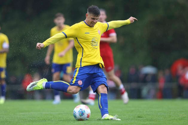 Semir Telalovic (Rot-Weiss Essen) in Aktion, am Ball, Einzelaktion waehrend des Spiels des Niederrheinpokal zwischen SV Sonsbeck und Rot-Weiss Essen, Willy-Lemkens-Sportpark am 19. August 2026 in Sonsbeck, Deutschland. (Foto von Oliver Kaelke DeFodi Images) +++ Semir Telalovic (Rot-Weiss Essen) controls the ball during the 3. Liga match between SV Sonsbeck and Rot-Weiss Essen at Willy-Lemkens-Sportpark on August 19, 2026 in Sonsbeck, Germany. (Photo by Oliver Kaelke DeFodi Images) DFB DFL REGULATIONS PROHIBIT ANY USE OF PHOTOGRAPHS AS IMAGE SEQUENCES AND OR QUASI-VIDEO. (Photo by Oliver Kaelke DeFodi Images) - *** Semir Telalovic of Rot Weiss Essen in action, on the ball, making a solo play during the Lower Rhine Cup match between SV Sonsbeck and Rot Weiss Essen, Willy Lemkens Sportpark on August 19, 2026, in Sonsbeck, Germany. Photo by Oliver Kaelke, DeFodi Images. Semir Telalovic of Rot-Weiss Essen controls the ball during the 3. Liga match between SV Sonsbeck and Rot-Weiss Essen at Willy Lemkens Sportpark on August 19, 2026 in Sonsbeck, Germany. Photo by Oliver Kaelke, DeFodi Images. DFB and DFL regulations prohibit any use of photographs as image sequences and or quasi-video. Photo by Oliver Kaelke, DeFodi Images.