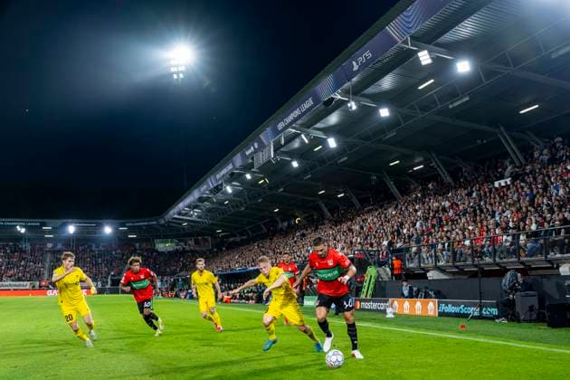 NIJMEGEN - L-R FC Bodo Glimt middenvelder Sondre Auklend en N.E.C. Nijmegen aanvaller Dusan Tadic tijdens de UEFA Champions League wedstrijd tussen N.E.C. en FC Bodo Glimt in Gofferpark op 19 augustus 2026 in Nijmegen, Nederland. - *** NIJMEGEN: FC Bodo Glimt midfielder Sondre Auklend and NEC Nijmegen forward Dusan Tadic during the UEFA Champions League match between NEC and FC Bodo Glimt at Gofferpark on August 19, 2026, in Nijmegen, the Netherlands