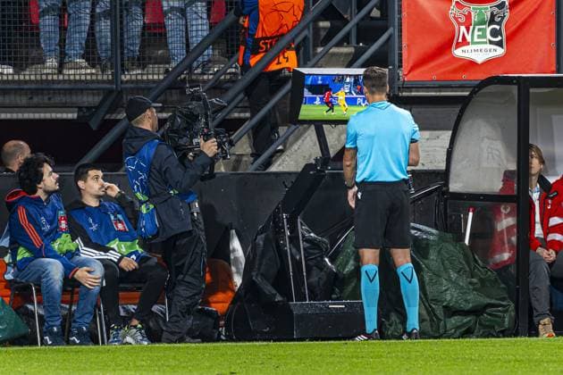 NIJMEGEN - Referee Francois Letexier during a VAR moment during the UEFA Champions League Play-offs match between NEC Nijmegen and FK Bodo Glimt at the Goffertstadion on August 19, 2026 in Nijmegen, the Netherlands. KEVIN SENDERS ANP xVIxANPxSportx xMarcelxterxBalsxIVx 565833728 originalFilename: 565833728.jpg