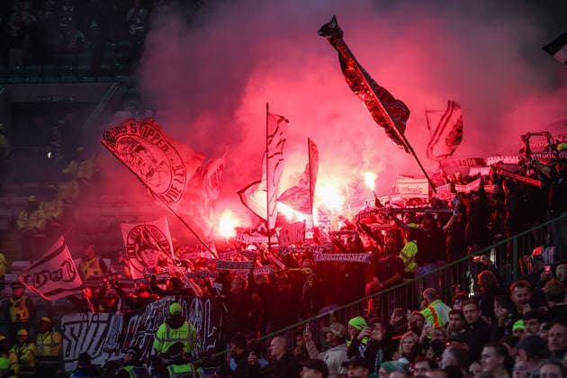 SOCCER - UEFA CL, Celtic vs LASK GLASGOW,SCOTLAND,19.AUG.26 - SOCCER - UEFA Champions League, play-off, Celtic Glasgow vs Linzer ASK. Image shows bengal fire by fans of LASK.  GEPAxpictures xManuelxBinder