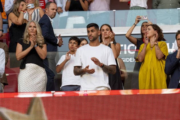 MADRID, SPAIN - AUGUST 19: Cuti Romero, Atletico de Madrid’s latest signing clapping to the Spanish World Cup winners homage before La Liga match between Atlético de Madrid and Malaga at the Estadio Riyadh Air Metropolitano on the 19th of august, 2026 in Madrid, Spain  Copyright: xAndresxLopezxSheridanxx xSPPx Sportspressphoto_SPR210907