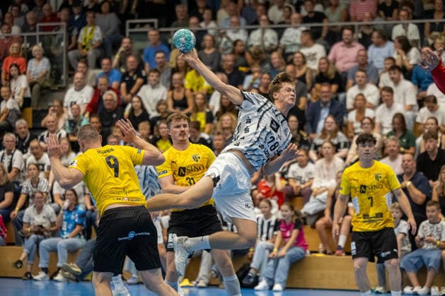 19.08.2026 Freundschaftsspiel Handball Bundesliga + 3. Liga Männer (Staffel Nord-Ost) Saison 2026 2027 TSV Altenholz - THW Kiel (Altenholz in Gelb, Kiel in Weiß) Lars Meereis (li.), Julius Eisend Altenholz Edgar-Meschkat-Halle, Danziger S Schleswig Holstein Deutschland *** August 19, 2026 Friendly Match, Men s Handball Bundesliga 3, North-East Division, 2026–2027 Season: TSV Altenholz vs. THW Kiel; Altenholz in yellow, Kiel in white; Lars Meereis (left), Julius Eisend (Altenholz), Edgar Meschkat (Halle), Danziger S, Schleswig-Holstein, Germany