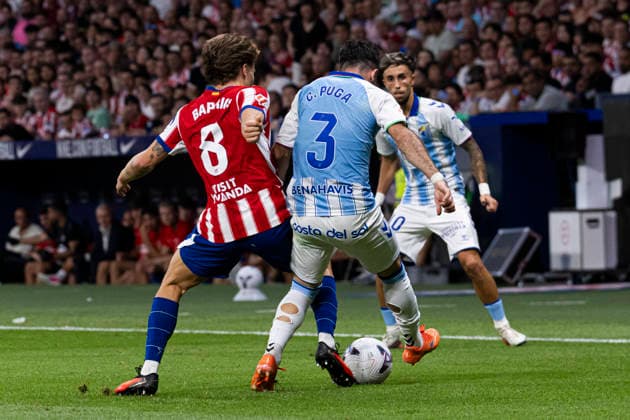 ESP: Atletico de Madrid v Malaga CF La Liga EA Sports Pablo Barrios of Atletico de Madrid is defended by Carlos Puga of Malaga during a Liga EA Sports match between Atletico de Madrid and Malaga CF at Estadio Riyadh Air Metropolitano on August 19, 2026 in Madrid, Spain. Madrid Madrid Spain Football *** ESP Atlético de Madrid vs. Málaga CF La Liga EA Sports Pablo Barrios of Atlético de Madrid is defended by Carlos Puga of Málaga during an EA Sports La Liga match between Atlético de Madrid and Málaga CF at Estadio Riyadh Air Metropolitano on August 19, 2026, in Madrid, Spain Madrid Madrid Spain Soccer Copyright: xAlejandroxMatiasx