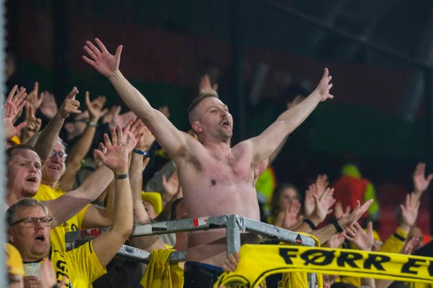 Champions League-kvalifisering, playoff: NEC Nijmegen - Bodo Glimt Nijmegen 20260819. Bodo Glimts supporterer feirer seieren i den forste playoff-kampen i Champions League-kvalifiseringen mellom mellom NEC Nijmegen og Bodo Glimt pa Goffertstadion. Foto: Patrick Post NTB Nijmegen Nederland EDITORIAL USE ONLY. RESTRICTED USE FOR BETTING COMPANIES Ref:_SPOCY5V3la5TGY.jpg *** Champions League Qualifying, Playoff: NEC Nijmegen vs. Bodo Glimt, Nijmegen, August 19, 2026. Bodo Glimt fans celebrate their victory in the first playoff match of the Champions League qualifiers between NEC Nijmegen and Bodo Glimt at Goffert Stadium. Photo: Patrick Post, NTB, Nijmegen, Netherlands. EDITORFOR MEDIA USE ONLY; RESTRICTED USE FOR BETTING COMPANIES  Copyright: xPatrickxPostx xNTBx