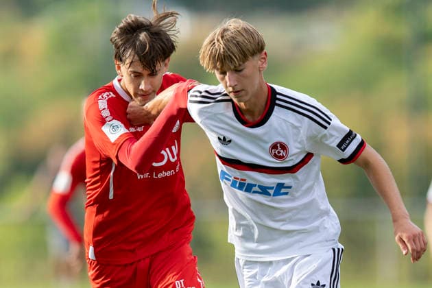 U19 DFB-Nachwuchsliga - Vorrunde Gruppe C: FC Rot-Weiß Erfurt vs. 1. FC Nürnberg; Erfurt; 19.08.2026 Dylan Tatje ( 7; FC Rot-Weiß Erfurt U19) gegen Paul Müller ( 18; 1. FC Nürnberg U19) U19 DFB-Nachwuchsliga - Vorrunde Gruppe C: FC Rot-Weiß Erfurt vs. 1. FC Nürnberg; Hauptplatz Cyriaksgebreite Erfurt; 19.08.2026 DFB REGULATIONS PROHIBIT ANY USE OF PHOTOGRAPHS AS IMAGE SEQUENCES AND OR QUASI-VIDEO. *** U19 DFB Youth League Preliminary Round Group C FC Rot Weiß Erfurt vs. 1 FC Nürnberg Erfurt, August 19, 2026 Dylan Tatje 7 (FC Rot Weiß Erfurt U19) vs. Paul Müller 18 (1 FC Nürnberg U19) U19 DFB Youth League Preliminary Round Group C FC Rot-Weiß Erfurt vs. 1. FC Nürnberg Main Field, Cyriaksgebreite, Erfurt August 19, 2026 DFB regulations prohibit any use of photographs as image sequences and or quasi-video Copyright: xBEAUTIFULxSPORTS Duehringx