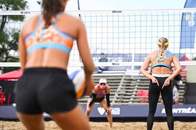 MONTREAL, QC - AUGUST 19: Chenoa Christ (GER) signals Sophia Neuss (GER) before she serves the ball during a qualification match at Beach Pro Tour Montreal Elite 16 on August 19, 2026 at Parc Jean-Drapeau in Montreal, QC (Photo by David Kirouac Icon Sportswire) VOLLEYBALL: AUG 19 Beach Pro Tour Montreal Elite 16 EDITORIAL USE ONLY Icon26081906426