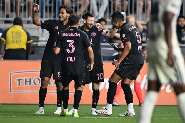 CHESTER, PA - AUGUST 19: Inter Miami CF offense Leo Messi 10 celebrates scoring a goal with teammates during the game between the Philadelphia Union and Inter Miami CF on August 19th, 2026 at Subaru Park in Chester, PA. (Photo by Terence Lewis Icon Sportswire) SOCCER: AUG 19 MLS, Fussball Herren, USA Philadelphia Union vs Inter Miami CF EDITORIAL USE ONLY Icon260819008