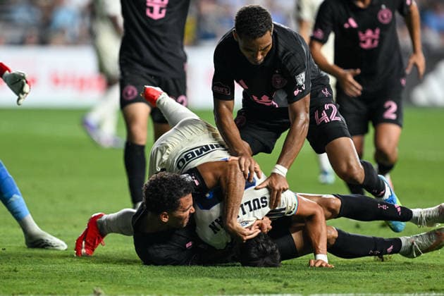CHESTER, PA - AUGUST 19: Inter Miami CF defense Ian Fray 17 and Inter Miami CF offense Yannick Bright 42 fight with Philadelphia Union midfield Quinn Sullivan 33 during the game between the Philadelphia Union and Inter Miami CF on August 19th, 2026 at Subaru Park in Chester, PA. (Photo by Terence Lewis Icon Sportswire) SOCCER: AUG 19 MLS, Fussball Herren, USA Philadelphia Union vs Inter Miami CF EDITORIAL USE ONLY Icon260819010