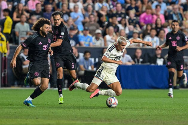 CHESTER, PA - AUGUST 19: Inter Miami CF defense Sergio Reguilon 3 fouls Philadelphia Union midfield Cavan Sullivan 6 during the game between the Philadelphia Union and Inter Miami CF on August 19th, 2026 at Subaru Park in Chester, PA. (Photo by Terence Lewis Icon Sportswire) SOCCER: AUG 19 MLS, Fussball Herren, USA Philadelphia Union vs Inter Miami CF EDITORIAL USE ONLY Icon260819033