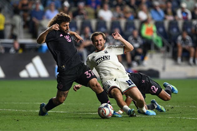 CHESTER, PA - AUGUST 19: Inter Miami CF defense Maximiliano Falcon 37 slide tackles Philadelphia Union midfield Indiana Vassilev 19 during the game between the Philadelphia Union and Inter Miami CF on August 19th, 2026 at Subaru Park in Chester, PA. (Photo by Terence Lewis Icon Sportswire) SOCCER: AUG 19 MLS, Fussball Herren, USA Philadelphia Union vs Inter Miami CF EDITORIAL USE ONLY Icon260819035