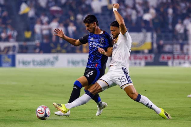 MLS, Fussball Herren, USA Soccer - LA Galaxy vs San Jose Earthquakes San Jose Earthquakes midfielder Ian Harkes (L) is covered by LA Galaxy defender Justin Haak during an Major League Soccer (MLS) match between the LA Galaxy and the San Jose Earthquakes in Carson, California, USA, 19 August 2026. CARSON CALIFORNIA United States  Copyright: xCHRISxTORRESx