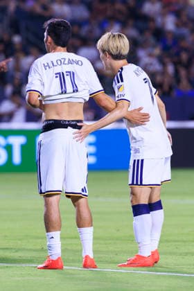 August 19, 2026, Carson, California, USA: Hirving Lozano 11 and Kyogo Furuhashi 7 of the LA Galaxy pat each other on the back during their regular season MLS, Fussball Herren, USA game against the San Jose Earthquakes on Wednesday August 19, 2026 at the Dignity Health Sports Park Stadium in Carson, California. ARIANA RUIZ PI Carson USA - ZUMAp124 20260819_zaa_p124_006 Copyright: xArianaxRuizx