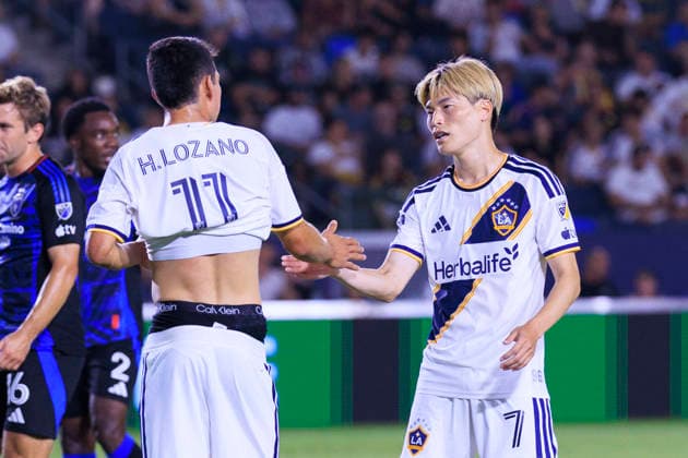 August 19, 2026, Carson, California, USA: Hirving Lozano 11 and Kyogo Furuhashi 7 of the LA Galaxy greet each other during their regular season MLS, Fussball Herren, USA game against the San Jose Earthquakes on Wednesday August 19, 2026 at the Dignity Health Sports Park Stadium in Carson, California. ARIANA RUIZ PI Carson USA - ZUMAp124 20260819_zaa_p124_010 Copyright: xArianaxRuizx
