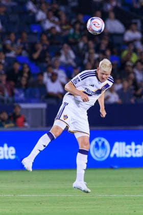 August 19, 2026, Carson, California, USA: Jakob Glesnes 5 of the LA Galaxy heads the ball during their regular season MLS, Fussball Herren, USA game against the San Jose Earthquakes on Wednesday August 19, 2026 at the Dignity Health Sports Park Stadium in Carson, California. ARIANA RUIZ PI Carson USA - ZUMAp124 20260819_zaa_p124_011 Copyright: xArianaxRuizx