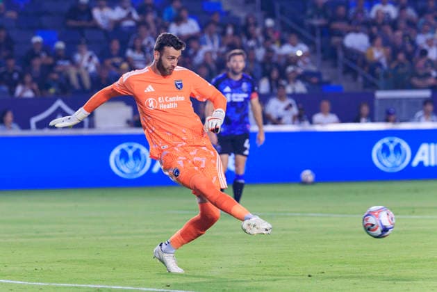 August 19, 2026, Carson, California, USA: Goalkeeper, Angus Gunn 1 of the San Jose Earthquakes passes the ball during their regular season MLS, Fussball Herren, USA game against the LA Galaxy on Wednesday August 19, 2026 at the Dignity Health Sports Park Stadium in Carson, California. ARIANA RUIZ PI Carson USA - ZUMAp124 20260819_zaa_p124_017 Copyright: xArianaxRuizx