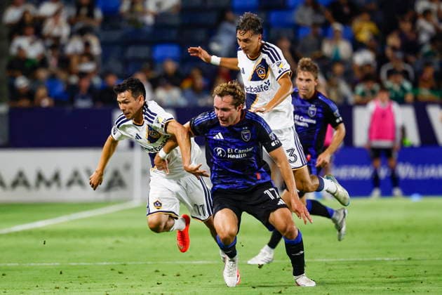 MLS, Fussball Herren, USA Soccer - LA Galaxy vs San Jose Earthquakes LA Galaxy forward Hirving Lozano (L) and defender Julian Aude (top R) battle for the ball with San Jose Earthquakes defender Jack Jasinski (front C) in the first half during an Major League Soccer (MLS) match between the LA Galaxy and the San Jose Earthquakes in Carson, California, USA, 19 August 2026. CARSON CALIFORNIA United States  Copyright: xCHRISxTORRESx