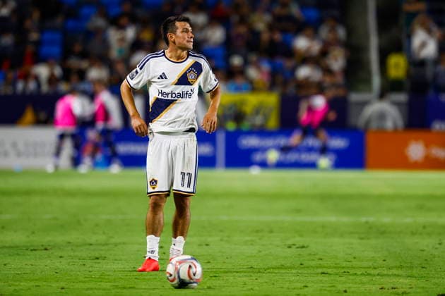 MLS, Fussball Herren, USA Soccer - LA Galaxy vs San Jose Earthquakes LA Galaxy forward Hirving Lozano prepares to kick a free kick in the second half during an Major League Soccer (MLS) match between the LA Galaxy and the San Jose Earthquakes in Carson, California, USA, 19 August 2026. CARSON CALIFORNIA United States  Copyright: xCHRISxTORRESx