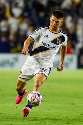 MLS, Fussball Herren, USA Soccer - LA Galaxy vs San Jose Earthquakes LA Galaxy defender Harbor Miller goes up field in the second half during an Major League Soccer (MLS) match between the LA Galaxy and the San Jose Earthquakes in Carson, California, USA, 19 August 2026. CARSON CALIFORNIA United States  Copyright: xCHRISxTORRESx