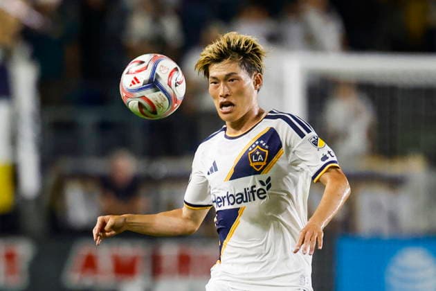 MLS, Fussball Herren, USA Soccer - LA Galaxy vs San Jose Earthquakes LA Galaxy forward Kyogo Furuhashi goes for the ball in the second half during an Major League Soccer (MLS) match between the LA Galaxy and the San Jose Earthquakes in Carson, California, USA, 19 August 2026. CARSON CALIFORNIA United States  Copyright: xCHRISxTORRESx