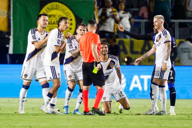 MLS, Fussball Herren, USA Soccer - LA Galaxy vs San Jose Earthquakes LA Galaxy players react to a foul late in the second half during a Major League Soccer (MLS) match between the LA Galaxy and the San Jose Earthquakes in Carson, California, USA, 19 August 2026. CARSON CALIFORNIA United States  Copyright: xCHRISxTORRESx