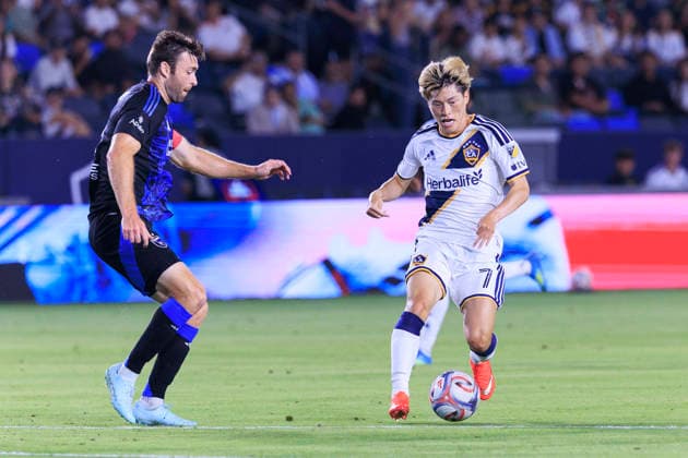 August 19, 2026, Carson, California, USA: Dave Romney 4 of the San Jose Earthquakes attempts to steal the ball from Kyogo Furuhashi 7 of the LA Galaxy during their regular season MLS, Fussball Herren, USA game on Wednesday August 19, 2026 at the Dignity Health Sports Park Stadium in Carson, California. Galaxy defeat Earthquakes, 1-0. ARIANA RUIZ PI Carson USA - ZUMAp124 20260819_zaa_p124_025 Copyright: xArianaxRuizx