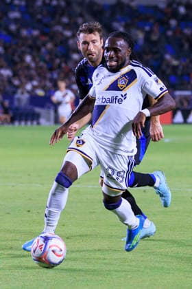 August 19, 2026, Carson, California, USA: Joseph Paintsil 28 of the LA Galaxy makes a goal attempt as Dave Romney 4 of the San Jose Earthquake defends during their regular season MLS, Fussball Herren, USA game on Wednesday August 19, 2026 at the Dignity Health Sports Park Stadium in Carson, California. Galaxy defeat Earthquakes, 1-0. ARIANA RUIZ PI Carson USA - ZUMAp124 20260819_zaa_p124_027 Copyright: xArianaxRuizx