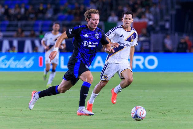 August 19, 2026, Carson, California, USA: Jack Jasinski 17 of the San Jose Earthquakes passes the ball as Hirving Lozano 11 of the LA Galaxy attempts to intercept during their regular season MLS, Fussball Herren, USA game on Wednesday August 19, 2026 at the Dignity Health Sports Park Stadium in Carson, California. Galaxy defeat Earthquakes, 1-0. ARIANA RUIZ PI Carson USA - ZUMAp124 20260819_zaa_p124_023 Copyright: xArianaxRuizx