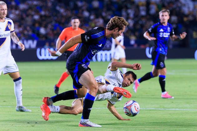 August 19, 2026, Carson, California, USA: Jack Jasinski 17 of the San Jose Earthquakes collides with Hirving Lozano 11 of the LA Galaxy as they struggle for possession of the ball during their regular season MLS, Fussball Herren, USA game on Wednesday August 19, 2026 at the Dignity Health Sports Park Stadium in Carson, California. Galaxy defeat Earthquakes, 1-0. ARIANA RUIZ PI Carson USA - ZUMAp124 20260819_zaa_p124_026 Copyright: xArianaxRuizx