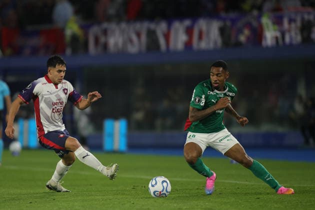 Allan of Palmeiras (R) controls the ball ahead of Marcelo Chaparro of Cerro Porteno (L) Club Cerro Porteno v SE Palmeiras - Copa Libertadores Round of 16 second leg match - ASUNCION, PARAGUAY - AUGUST 19, 2026 Copyright: xSoccerxImagesx