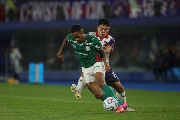 Marcelo Chaparro of Cerro Porteno (R) battles for possession with Allan of Palmeiras (L) Club Cerro Porteno v SE Palmeiras - Copa Libertadores Round of 16 second leg match - ASUNCION, PARAGUAY - AUGUST 19, 2026 Copyright: xSoccerxImagesx