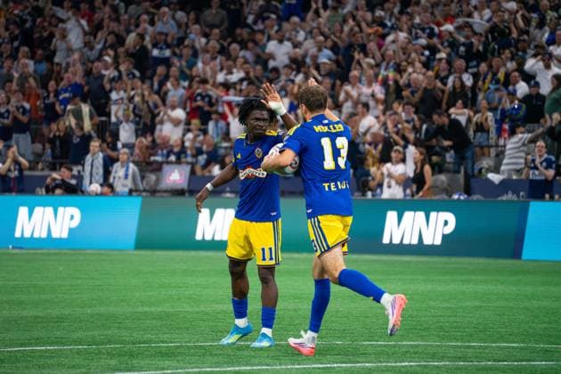 VANCOUVER, CANADA - AUGUST 19: Emmanuel Sabbi of Vancouver Whitecaps FC high fives Thomas Muller of Vancouver Whitecaps FC after a goal that was later rescinded during the Major League Soccer match between Vancouver Whitecaps FC and Houston Dynamo FC at BC Place Stadium on August 19, 2026 in Vancouver, British Columbia, Canada.  Copyright: xAmyxElle SPPx Sportspressphoto_SPR211205