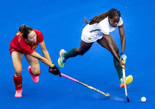 AMSTELVEEN - Liu Yang of China in a duel with Onthatile Zulu of South Africa (R) during the group stage match at the Hockey World Cup between China and South Africa at the Wagener Stadium. KOEN VAN WEEL ANP xVIxANPxSportx xxANPxIVx 565858869 originalFilename: 565858869.jpg