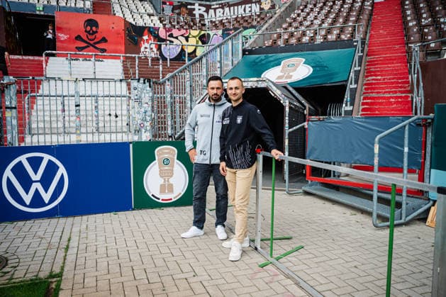 DFB-Pokal Pressekoferenz: Lüneburger SK - SV Werder Bremen, 20.08.2026 Tarek Gibbah (Trainer Lüneburger SK Hansa), Marian Andre Kunze (Lüneburger SK Hansa, 10) stehen vor dem Spielertunnel; Fußball, DFB-Pokal, Pressekonferenz: Lüneburger SK vs. SV Werder Bremen am 20.08.2026 im Millerntor-Stadion, Hamburg DFB REGULATIONS PROHIBIT ANY USE OF PHOTOGRAPHS AS IMAGE SEQUENCES AND OR QUASI-VIDEO. *** DFB Cup Press Conference: Lüneburger SK vs. SV Werder Bremen, August 20, 2026—Tarek Gibbah, coach of Lüneburger SK Hansa, and Marian Andre Kunze of Lüneburger SK Hansa, standing in front of the players’ tunnel, soccer, DFB Cup, press conference for Lüneburger SK vs. SV Werder Bremen on August 20, 2026, at Millerntor Stadium, Hamburg. DFB regulations prohibit any use of photographs as image sequences and or quasi-video. Copyright: xBEAUTIFULxSPORTS Tonhäuserx