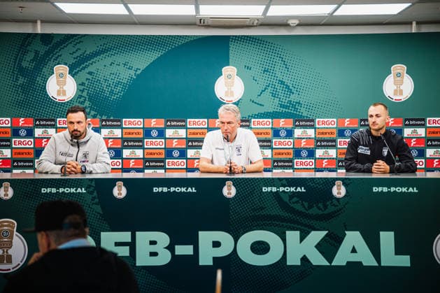 DFB-Pokal Pressekoferenz: Lüneburger SK - SV Werder Bremen, 20.08.2026 Tarek Gibbah (Trainer Lüneburger SK Hansa), Albrecht Breitschuh, Marian Andre Kunze (Lüneburger SK Hansa, 10); Fußball, DFB-Pokal, Pressekonferenz: Lüneburger SK vs. SV Werder Bremen am 20.08.2026 im Millerntor-Stadion, Hamburg DFB REGULATIONS PROHIBIT ANY USE OF PHOTOGRAPHS AS IMAGE SEQUENCES AND OR QUASI-VIDEO. *** DFB Cup Press Conference: Lüneburger SK vs. SV Werder Bremen, August 20, 2026—Tarek Gibbah, Coach of Lüneburger SK Hansa; Albrecht Breitschuh; Marian Andre Kunze, Lüneburger SK Hansa; 10 soccer, DFB Cup, press conference: Lüneburger SK vs. SV Werder Bremen on August 20, 2026, at Millerntor Stadium, Hamburg. DFB regulations prohibit any use of photographs as image sequences and or quasi-video. Copyright: xBEAUTIFULxSPORTS Tonhäuserx