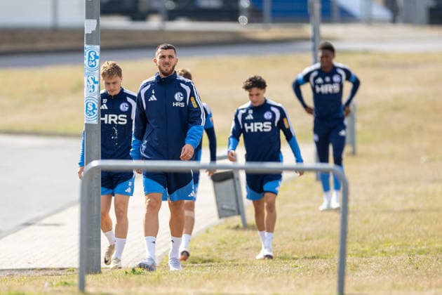20.08.2026, Fussball, Training des FC Schalke 04. v. l. Finn Porath (FC Schalke 04), Hasan Kurucay (FC Schalke 04), Soufiane El-Faouzi (FC Schalke 04). Gelsenkirchen Trainingsgelände FC Schalke 04 NRW Deutschland xRHR-FOTO YYx *** August 20, 2026, Soccer, FC Schalke 04 training session featuring Finn Porath (FC Schalke 04), Hasan Kurucay (FC Schalke 04), and Soufiane El Faouzi (FC Schalke 04) at the FC Schalke 04 training facility in Gelsenkirchen, North Rhine-Westphalia, Germany xRHR PHOTO YYx Copyright: RHR-FOTOx RHR-FOTO YY