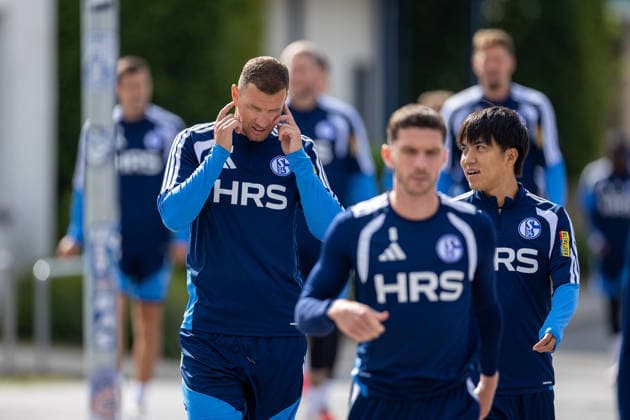 20.08.2026, Fussball, Training des FC Schalke 04. v. l. Edin Dzeko (FC Schalke 04), Satoshi Tanaka (FC Schalke 04). Gelsenkirchen Trainingsgelände FC Schalke 04 NRW Deutschland xRHR-FOTO YYx *** August 20, 2026, Soccer, FC Schalke 04 training session featuring Edin Dzeko (FC Schalke 04) and Satoshi Tanaka (FC Schalke 04), Gelsenkirchen, FC Schalke 04 training facility, North Rhine-Westphalia, Germany, xRHR PHOTO YYx Copyright: RHR-FOTOx RHR-FOTO YY