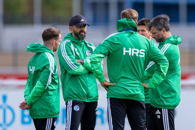 20.08.2026, Fussball, Training des FC Schalke 04. Trainer Miron Muslic (FC Schalke 04) steht mit seinem Trainerteam zusammen. Gelsenkirchen Trainingsgelände FC Schalke 04 NRW Deutschland xRHR-FOTO YYx *** August 20, 2026, Soccer, FC Schalke 04 practice; Coach Miron Muslic; FC Schalke 04 stands united with its coaching staff; Gelsenkirchen; FC Schalke 04 training facility; North Rhine-Westphalia, Germany; xRHR; PHOTO YYx Copyright: RHR-FOTOx RHR-FOTO YY