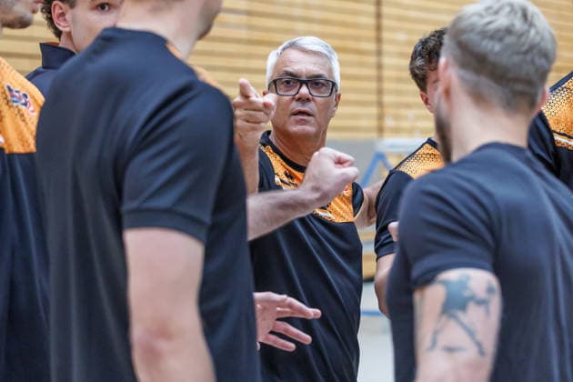 20.08.26, Berlin, Volleyball, 1.Trainingstag der Berlin Recycling Volleys mit Cheftrainer Andrea Anastasi. Training Berlin Recycling Volleys *** August 26, 2020, Berlin, Volleyball, 1st day of training for the Berlin Recycling Volleys with head coach Andrea Anastasi Training Berlin Recycling Volleys