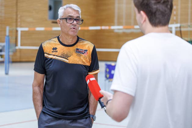20.08.26, Berlin, Volleyball, 1.Trainingstag der Berlin Recycling Volleys mit Cheftrainer Andrea Anastasi. Training Berlin Recycling Volleys *** August 26, 2020, Berlin, Volleyball, 1st day of training for the Berlin Recycling Volleys with head coach Andrea Anastasi; Berlin Recycling Volleys Training